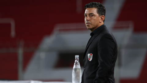 Marcelo Gallardo mira el partido de su equipo, River Plate, ante Palmeiras, en Buenos Aires, el 5 de enero de 2021.