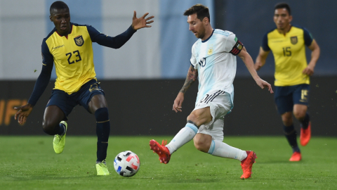 Moisés Caicedo con la camiseta de la selección ecuatoriana, marcando a Lionel Messi en un partido de las eliminatorias sudamericanas, el 8 de octubre de 2020.