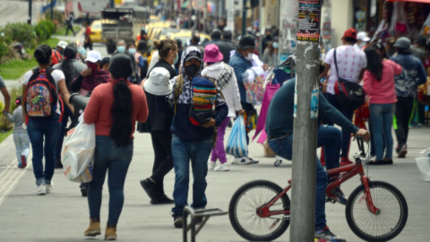 Ciudadanos recorren una de las calles de Cuenca, el 12 de enero de 2021.