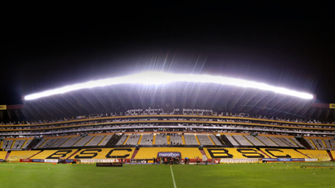 Las luces antiguas del estadio Banco Pichincha encendidas para la final de ida de la LigaPro 2020, el 23 de diciembre.