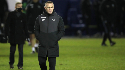 Wayne Rooney dirigiendo al Derby County en un partido ante el Sheffield United, el 1 de enero de 2020.