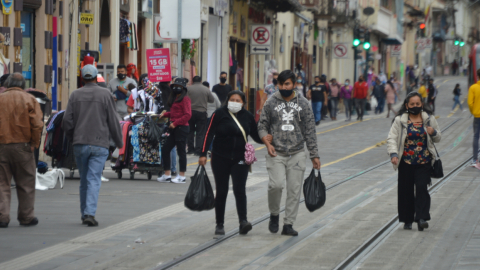 Personas caminan en el Centro Histórico de Cuenca, el 14 de enero de 2021.