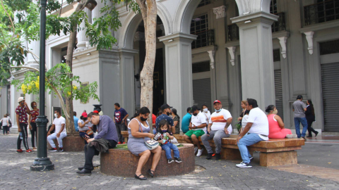 Ciudadanos se resguardan del sol en el centro de Guayaquil, el 13 de enero de 2021.