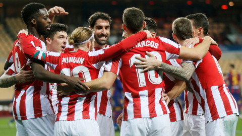 Los jugadores del Ahtletic celebran el primer gol del equipo bilbaino durante el encuentro correspondiente a la final de la Supercopa de España que disputan hoy Domingo frente al FC Barcelona en el estadio de la Cartuja de Sevilla. EFE/Jose Manuel Vidal.