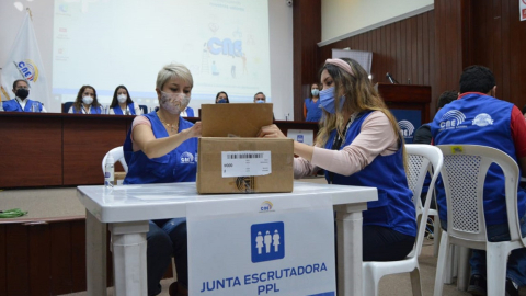 Miembros de una junta electoral en Azuay, durante el simulacro organizado por el CNE, el 17 de enero de 2021. 