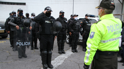 Miembros de la Policía en un operativo de control en Quito, el 2 de julio de 2020. 