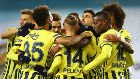 Enner Valencia y sus compañeros del Fenerbahce celebran uno de los goles conseguidos ante el Ankaragücü, el lunes 18 de enero de 2021.