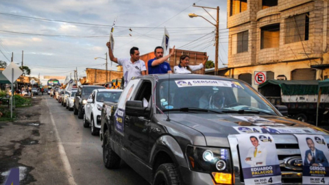 El candidato Gerson Almeida durante un recorrido de campaña por el cantón Ponce Enríquez, en Azuay el 18 de enero de 2021.