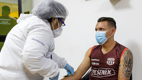 Personal médico realiza chequeos al jugador de Barcelona, Carlos Garcés, el 18 de enero de 2021, en Guayaquil.