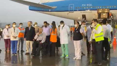 El presidente Lenín Moreno, durante el arribo del primer lote de vacunas de Pfizer al aeropuerto José Joaquín de Olmedo, en Guayaquil, el 20 de enero de 2021.