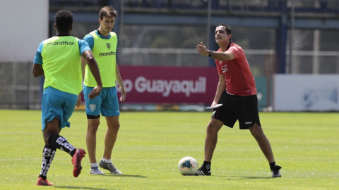 El director técnico de Independiente, Renato Paiva, en un entrenamiento el 15 de enero de 2020, en Sangolquí.