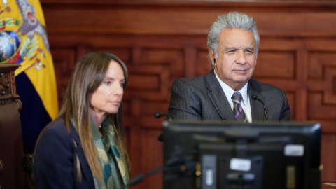 El presidente Lenín Moreno y la secretaria de Comunicación, Caridad Vela, durante la firma de un convenio entre Ecuador y el DFC de Estados Unidos, el 14 de enero de 2021.