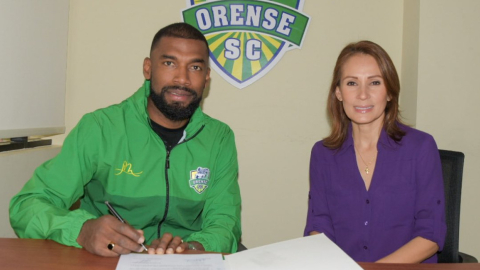 El defensa central, Gabriel Achilier, junto a Martha Romero, presidenta del Orense, firma su contrato con el equipo de Machala para la temporada 2021.