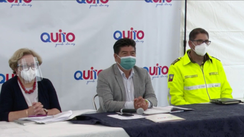 El alcalde de Quito Jorge Yunda, durante una rueda de prensa, el 21 de enero de 2021, junto a la secretaria de Salus, Ximena Abarca.