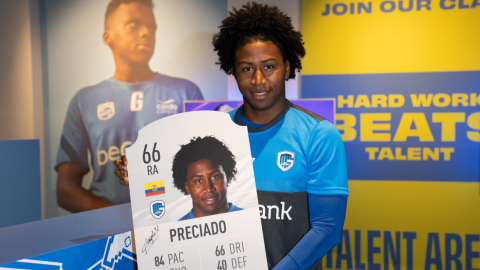 Angelo Preciado muestra su tarjeta firmada del juego FIFA 21, el 20 de enero, en Bélgica.