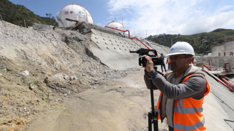 Medios de comunicación recorrieron junto a técnicos las grietas y hundimientos en el Poliducto Pascuales-Cuenca, en enero de 2020. 