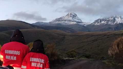 Los bomberos de Mejía, Latacunga y Sigchos, trabajaron con la ASEGUIM y GIR durante el viernes 22 de enero de 2021, en la búsqueda de dos personas desaparecidas en Los Ilinizas.