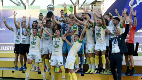 Los futbolistas de Defensa y Justicia levantan el trofeo de la Copa Sudamericana, el sábado 23 de enero de 2021, en Córdoba, Argentina.