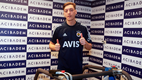 Mesut Özil durante un chequeo médico en Estambul, Turquía, este domingo 24 de enero de 2021.