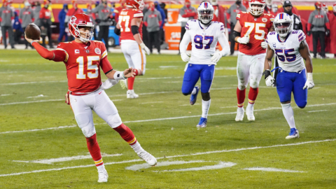 El mariscal de campo de los Kansas City Chiefs, Patrick Mahomes (15), lanza un pase contra los Buffalo Bills durante el partido de Campeonato de la AFC en el Arrowhead Stadium, el domingo 24 de enero de 2021. Los Chiefs se clasificaron para jugar el Super Bowl LV.