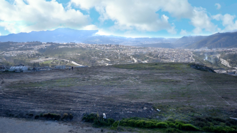 La cancha de béisbol reglamentaria, ubicada en San José de Morán, al norte de Quito, se encuentra en la primera fase de su construcción.