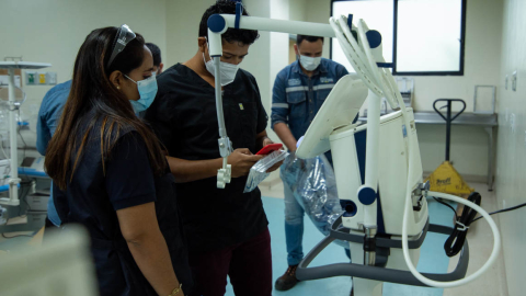 Personal técnico del H. Universitario de Guayaquil  recibe los ventiladores de la firma Rhoseim, enero de 2021.