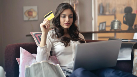 Imagen referencial. Una joven mujer haciendo compras a través de su laptop. 