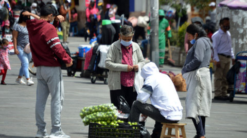 Comerciantes de frutas en Cuenca, el 12 de enero de 2021. 