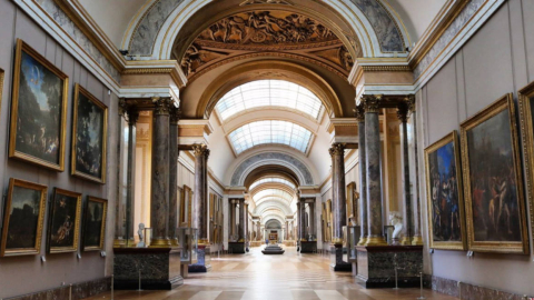 Imagen de archivo de uno de los salones del museo de Louvre, en París.