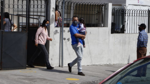 Un padre de familia sale del centro de salud Las Casas, en el centro norte de Quito, el 28 de enero de 2021.