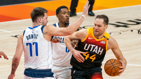 Bojan Bogdanovic, jugador de los Utah Jazz, lleva el balón al aro mientras es marcado por Luka Doncic, de los Dallas Mavericks, el viernes 29 de enero de 2021.