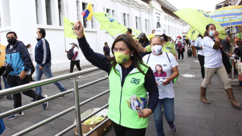 La candidata por Alianza País, Ximena Peña, recorriendo las calles de Cuenca el sábado 30 de enero de 2021.