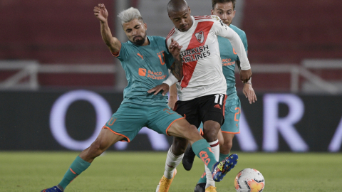 Adolfo Muñoz pelea una pelota ante Nicolás de la Cruz, en el partido de Liga de Quito ante River Plate, el 20 de octubre de 2020, en un partido de la Copa Libertadores de América.