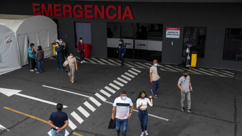 Personas en la entrada de emergencia de un hospital donde se reciben pacientes con Covid-19.