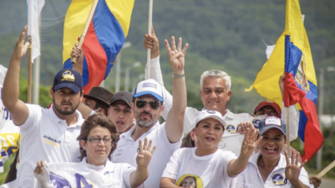 Candidato Gerson Almeida durante un recorrido en Manabí, el 31 de enero de 2021.