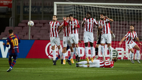 Lionel Messi patea el tiro libre y marca el gol del FC Barcelona ante el Athletic de Bilbao, por la fecha 20 de la Liga española, el domingo 31 de enero de 2021.