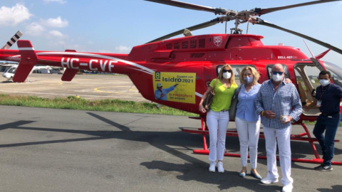 El candidato Isidro Romero posa junto a un helicóptero antes de partir en un viaje de Pastaza a Los Ríos, como parte de su campaña electoral.