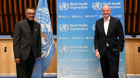 El director de la OMS, Tedros Adhanom Ghebreyesus, y el presidente de la FIFA, Gianni Infantino, se unieron contra la pandemia del coronavirus, el 1 de febrero de 2021.