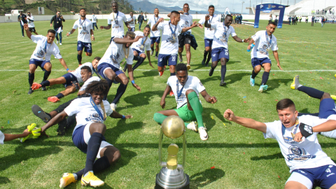 Los futbolistas de Guayaquil Sport festejan el título de Segunda Categoría, el 19 de diciembre de 2020, en Otavalo.