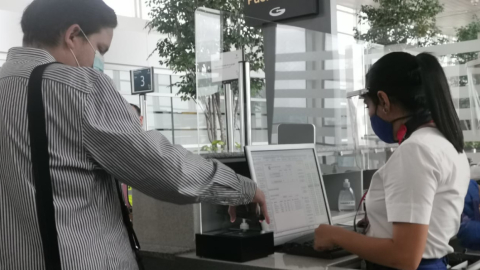 Un viajero en el Aeropuerto Internacional José Joaquín de Olmedo, en Guayaquil, el 15 de junio de 2020. 