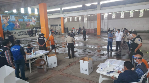 Desde las 07:00 del 4 de febrero de 2021, los presos sin sentencia ejecutoriada votaron en las cárceles de Guayaquil. 