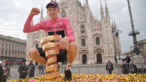 El ciclista británico Tao Geoghegan Hart, del equipo Ineos Grenadiers, celebra con el trofeo senza fine después de ganar el Giro de Italia, el 25 de octubre de 2020.