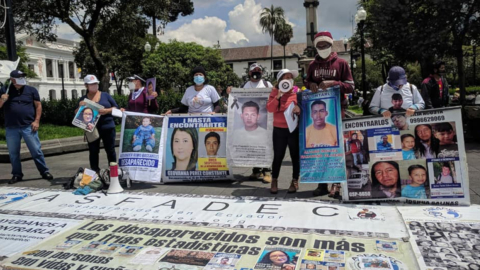 Familiares de personas desaparecidas realizan un plantón, el 6 de enero de 2021 en la Plaza de la Independencia.