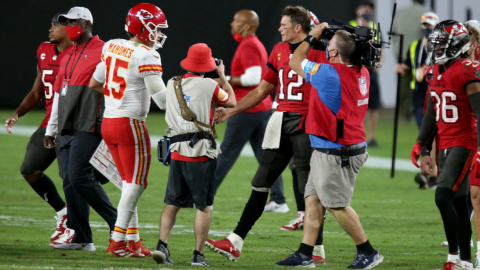 El mariscal de campo de los Kansas City Chiefs, Patrick Mahomes (15), izquierda, y el mariscal de campo de los Tampa Bay Buccaneers, Tom Brady (12), se enfrentan en el medio del campo al final del juego el domingo 29 de noviembre de 2020 en el Estadio Raymond James en Tampa, Florida.