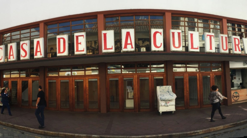 Fachada del Teatro Casa de la Cultura del Azuay, espacio que el núcleo quiere intervenir para convertirlo en el Centro Cultural del Azuay.