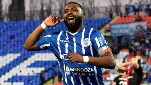 El futbolista Santiago 'Morro' García celebra un gol con la camiseta de Godoy Cruz, de Argentina.