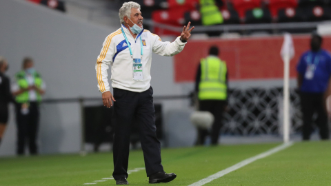 El DT de Tigres UANL, Ricardo Ferretti, mientras dirige el partido frente al  Ulsan Hyundai, en el Mundial de Clubes.