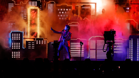 El cantante canadiense The Weeknd actúa durante el espectáculo de medio tiempo en el Super Bowl LV, este domingo 7 de febrero de 2021.