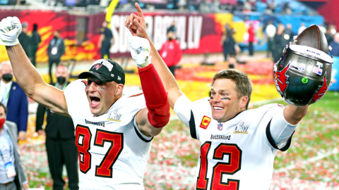 El mariscal de campo de los Tampa Bay Buccaneers Tom Brady y el ala cerrada Rob Gronkowski celebran después de vencer a los Kansas City Chiefs en el Super Bowl LV, este domingo 7 de febrero de 2021.