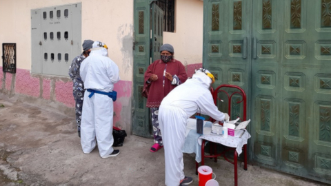 Médicos del Municipio de Quito toman pruebas en la parroquia de Chillogallo, en el sur de Quito, el 7 de enero de 2021.